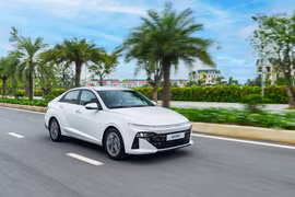 Giá xe Hyundai giảm đồng loạt, tăng bảo hành lên 8 năm