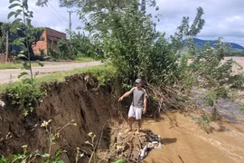 Quảng Ngãi: Sông Đăk Snghé bị sạt lở nghiêm trọng, uy hiếp hàng trăm nhà dân