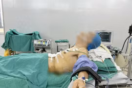 Bác sĩ thực hiện ca mổ ung thư dạ dày cho bệnh nhân “nửa nằm, nửa ngồi” ra sao?