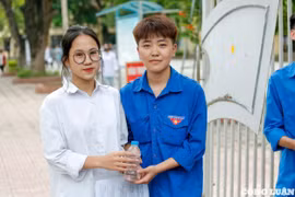 Hà Nội: Áo xanh tình nguyện đồng hành cùng sĩ tử vượt vũ môn