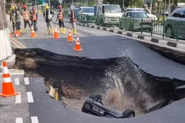 'Hố tử thần' nuốt chửng ô tô giữa phố ở Singapore