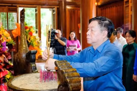 Trưởng Ban Tuyên giáo và Dân vận Trung ương Nguyễn Trọng Nghĩa dâng hương tưởng niệm Chủ tịch Hồ Chí Minh và các Anh hùng liệt sĩ tại Nghệ An