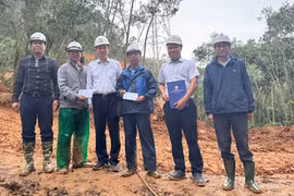 Chủ tịch Công đoàn EVNNPT động viên các đơn vị thi công cụm dự án truyền tải điện nhập khẩu từ Lào