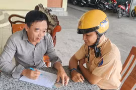 TP HCM: Tài xế xe ba gác ngang nhiên chạy ngược chiều trên đường