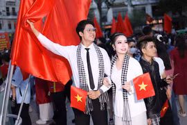 Hoa hậu sắc đẹp hoàn vũ Thanh Hằng diện áo dài duyên dáng mừng đại lễ 30/4