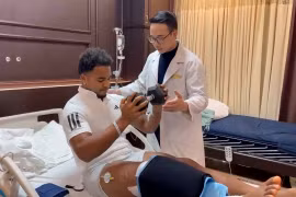 Vừa phẫu thuật, Xuân Son đã tập luyện trở lại