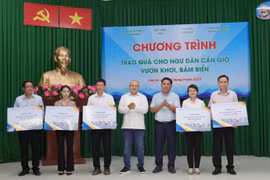 Báo Nông nghiệp và Môi trường trao tặng 683 bồn chứa nước ngọt cho ngư dân Cần Giờ
