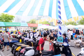 Người dân Hà Nội rộn ràng đổi xe xăng, lên đời xe máy điện