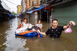 Thủ đô giữa mùa... bơi lội