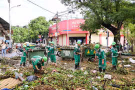 HEPCO tăng ca cả ngày lẫn đêm để dọn rác sau lũ