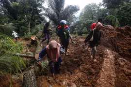 Indonesia tạm dừng cứu hộ do thời tiết xấu sau vụ lở đất khiến 25 người thiệt mạng