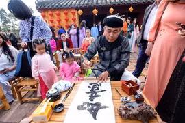 Du khách háo hức tham gia chương trình 'Phong vị Tết Huế' tại Đại Nội
