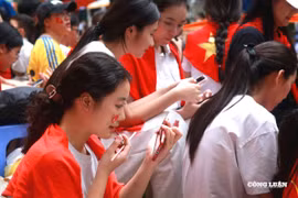 Giữ chỗ từ trưa, bạn nữ tranh thủ trang điểm, làm đẹp 'trên vỉa hè'