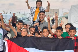Người dân Gaza trở về nhà khi Israel bắt đầu rút quân