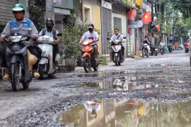 Hà Nội: Người dân khổ vì con đường dày đặc 'ổ voi, ổ gà'