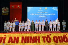 Cuộc đoàn tụ sau song sắt và hành trình 'thắp sáng ước mơ hoàn lương' ở Trại giam Vĩnh Quang