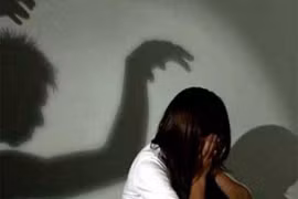 Dụ bé gái 12 tuổi làm chuyện người lớn, 'yêu râu xanh' lĩnh án 7 năm tù