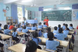 Học sinh lớp 1, 9 và 12 ở TP Hồ Chí Minh nô nức tựu trường