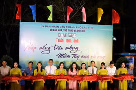 Hơn 100 hình ảnh tái hiện nhịp sống trên sông nước miền Tây xưa và nay