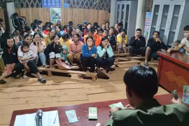 Quảng Ngãi: Làm việc xuyên đêm, xã vùng khó hoàn thành việc trao quà Tết Độc lập cho bà con