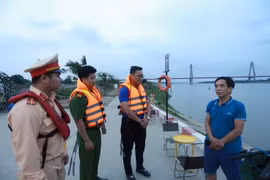 Phòng tránh đuối nước từ các bãi tắm tự phát ven sông Hồng