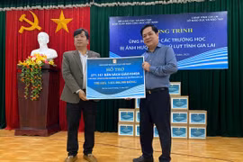 NXBGDVN trao gần 280 nghìn bản sách giáo khoa hỗ trợ học sinh vùng lũ Gia Lai