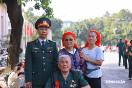 Những giọt nước mắt hạnh phúc của các cựu chiến binh trong hào khí ngày hội non sông