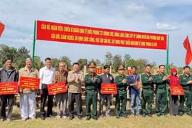Trao mô hình chăn nuôi cho 202 hộ nghèo vùng biên Ia R’vê, Ia Lốp xây dựng vùng biên giới vững chắc cả về kinh tế lẫn quốc phòng