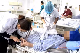 Bệnh nhân 65 tuổi mờ mắt đột ngột, được chẩn đoán giang mai thần kinh kèm viêm màng não