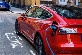 Tài xế Tesla đổ xô mua dụng cụ thoát hiểm vì sợ bị kẹt trong xe