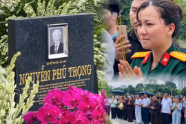 Người dân thắp hương tưởng nhớ cố Tổng Bí thư Nguyễn Phú Trọng