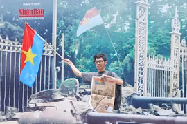 Người dân hào hứng nhận phụ san đặc biệt của Báo Nhân Dân