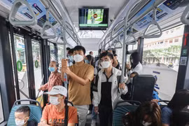 Hà Nội: Hành khách dùng thẻ vé liên thông đi xe buýt, metro được ưu đãi giảm giá