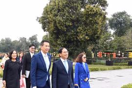 Phó Thủ tướng Bùi Thanh Sơn cùng Bộ trưởng Ngoại giao Thái Lan thăm Hoàng Thành, thưởng thức cà phê Việt