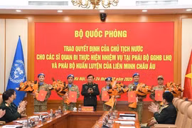 Trao quyết định của Chủ tịch nước cho các sĩ quan lên đường gìn giữ hòa bình