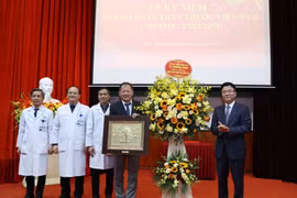 Chú trọng chế độ, chính sách đãi ngộ đối với cán bộ y tế tương xứng với sứ mệnh 'người chiến sĩ áo trắng'