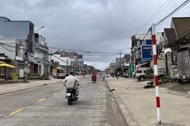 Đã tháo 22/23 biển, còn trơ lại cột vụ 1km đường có 23 biển cấm đỗ xe