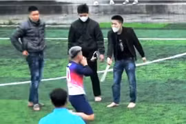 Điều tra nhóm thanh niên cầm kiếm vào sân bóng đe dọa người mặc áo cầu thủ