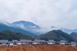 Trong khoảnh khắc ấy, Làng Nủ đang sống, đang cười