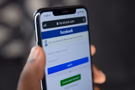 CEO Zuckerberg hầu tòa trong lúc Facebook mất dần sức hút