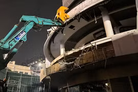 Hà Nội bắt đầu phá dỡ tòa nhà 'Hàm cá mập'