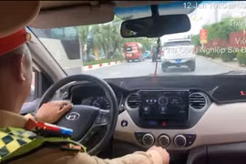 Cảnh sát giao thông kịp thời hỗ trợ đưa người bị đột quỵ đi cấp cứu