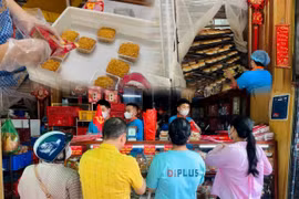 Làng bánh Trung thu cổ truyền nhộn nhịp phục vụ khách hàng