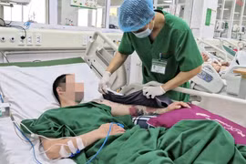 Sốt xuất huyết Dengue biến chứng lạ khiến cánh tay sưng to, bác sĩ phải chạy đua giữ lại chi