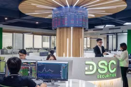 VN-Index tăng tiếp gần 7 điểm, thanh khoản thấp