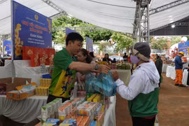 Ấm lòng người lao động tỉnh Đắk Lắk với những phần quà từ Liên đoàn Lao động