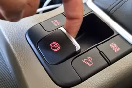 Cách dừng xe số tự động khi phanh tay điện tử gặp sự cố