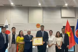 Chủ tịch Đỗ Văn Chiến và đoàn cấp cao Ủy ban Trung ương Mặt trận Tổ quốc Việt Nam làm việc với Hiệp hội VKBIA