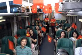 Ga Hà Nội ngập tràn sắc đỏ đưa 'chuyến tàu Thống Nhất' khởi hành