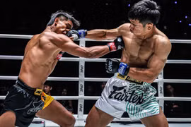 Yodlekpet tung 'cú đấm hủy diệt' hạ knock-out đối thủ trẻ ngay hiệp 1